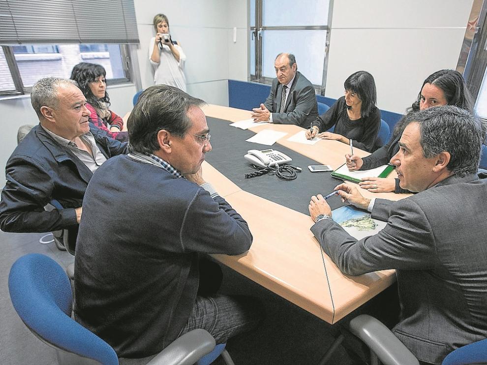 Xavier de Pedro (derecha) con los representantes de la ejecutiva de Adelpa ayer en la CHE.