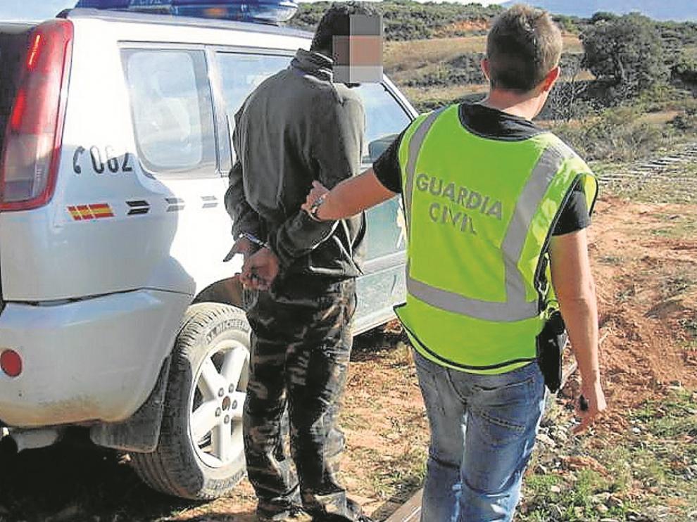 Uno de los detenidos por la Guardia Civil de Tarazona, junto a la vía férrea desmantelada.
