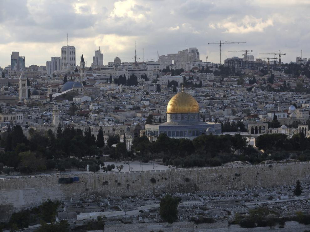 Vista de la Cúpula de la Roca (c) en la explanada de las mezquitas desde el Monte de los Olivos en Jerusalén