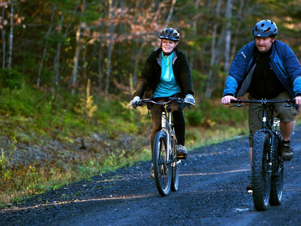 Paseo en bicicleta de una enfermera y su novio