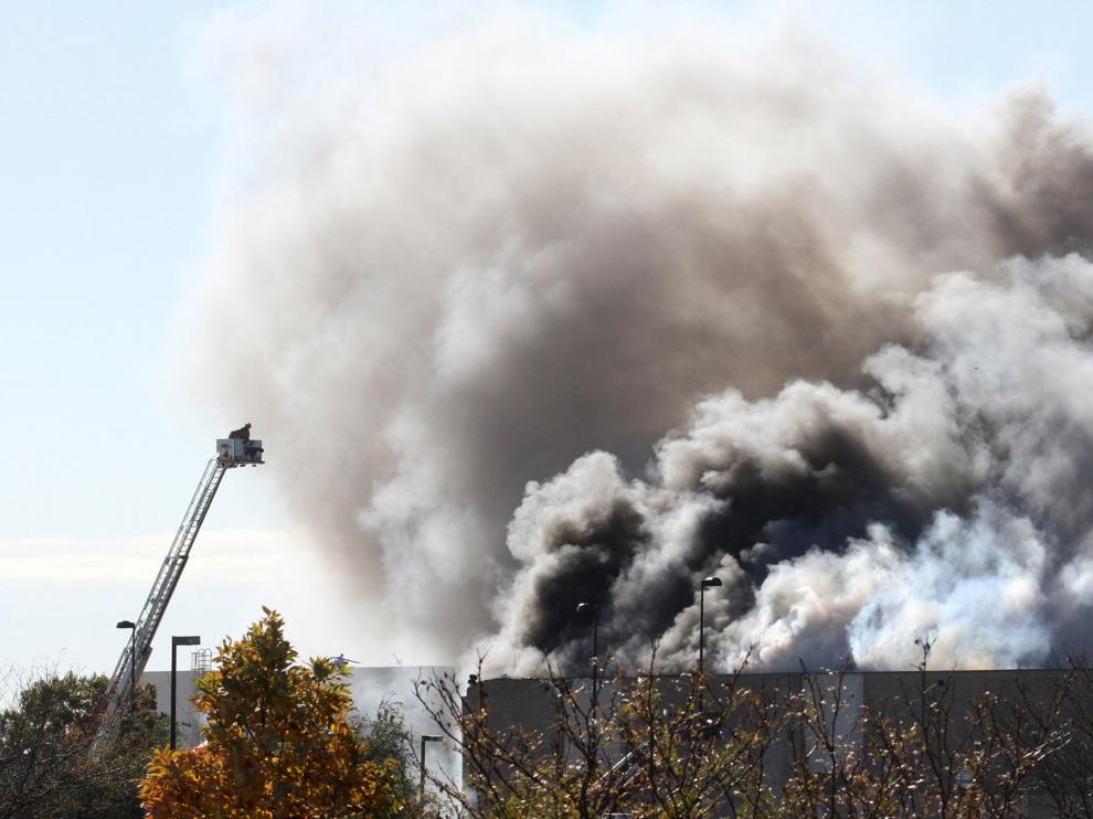 Al menos cuatro muertos al estrellarse un avión contra un edificio en Kansas