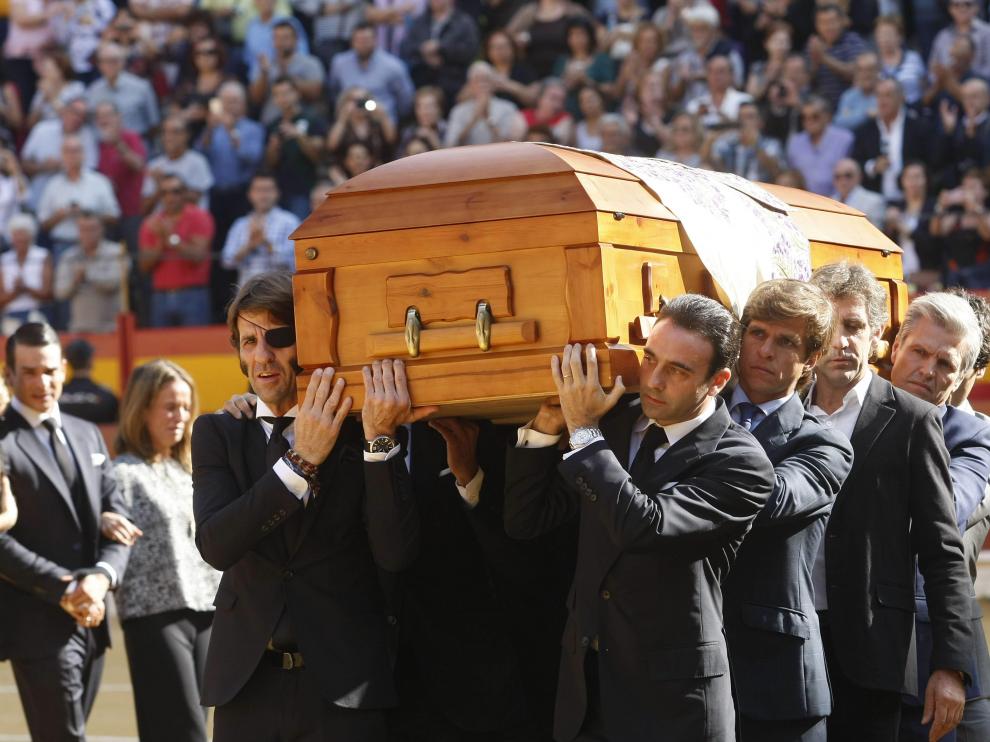 Varios toreros portaron el féretro de Manzanares