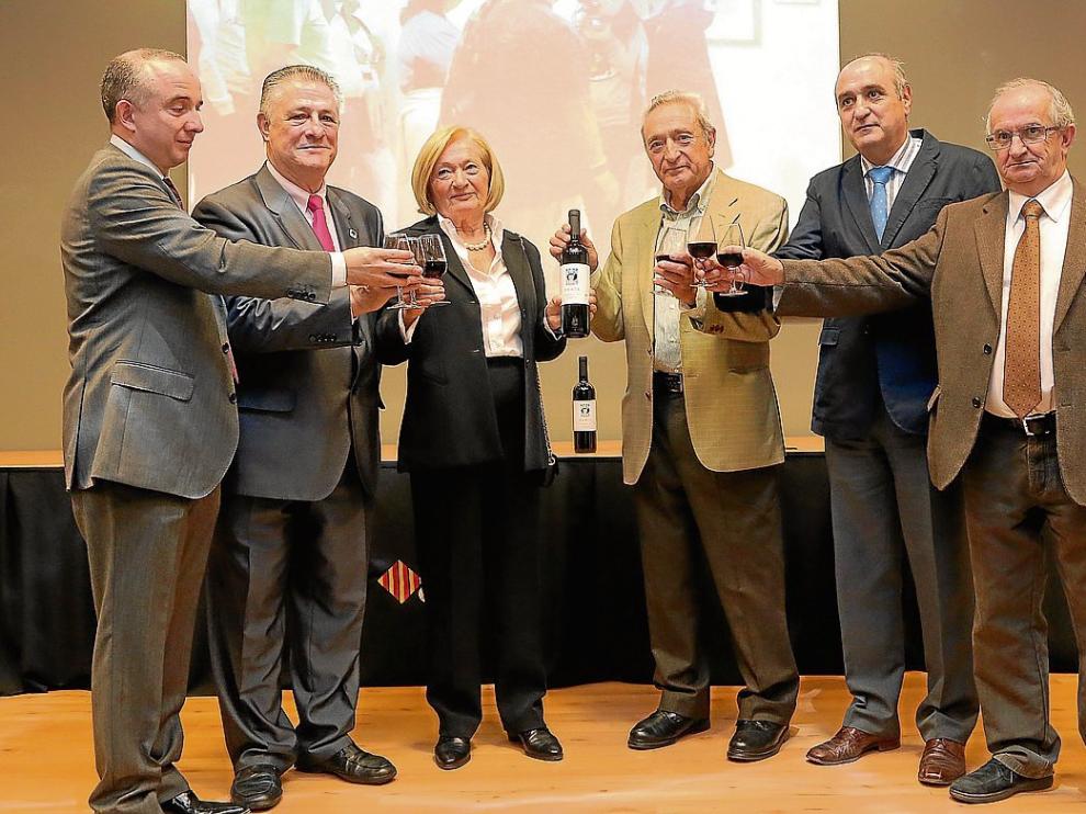 Arrizabalaga, Soto, Bustinza, Armisén, Callizo y Juste, brindando con el Vino de la Amistad