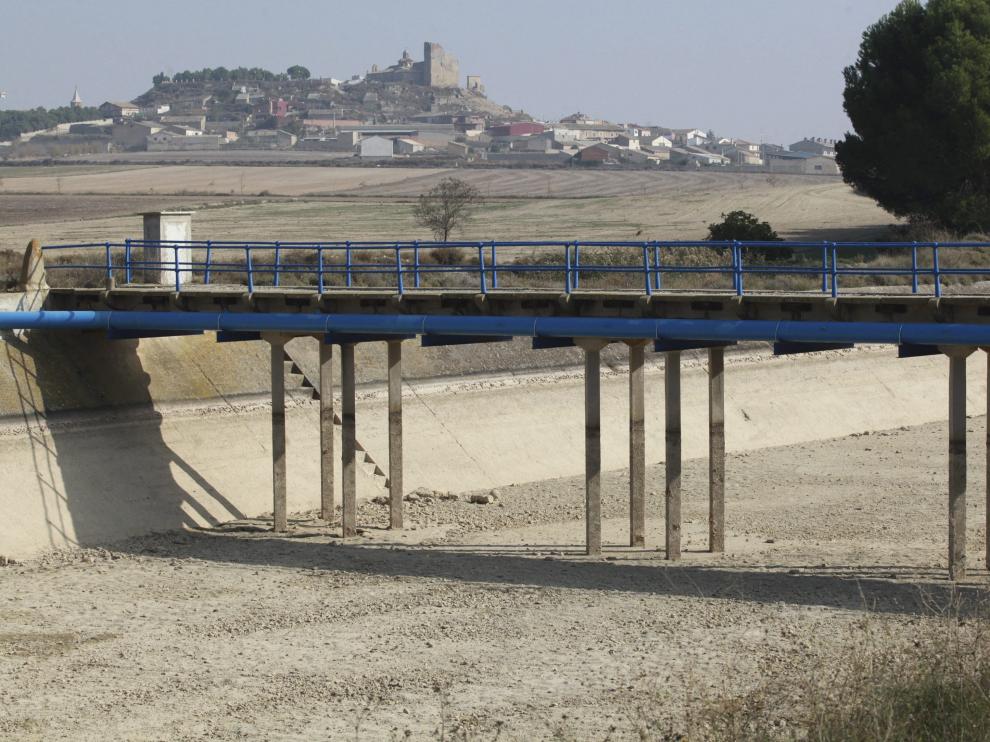 El canal de los Monegros entre Almudévar y el embalse de la Sotonera