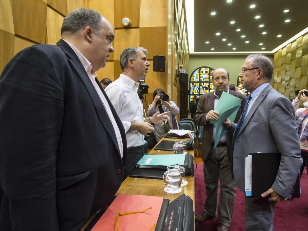 Fernando Gimeno habla con los representantes del resto de grupos