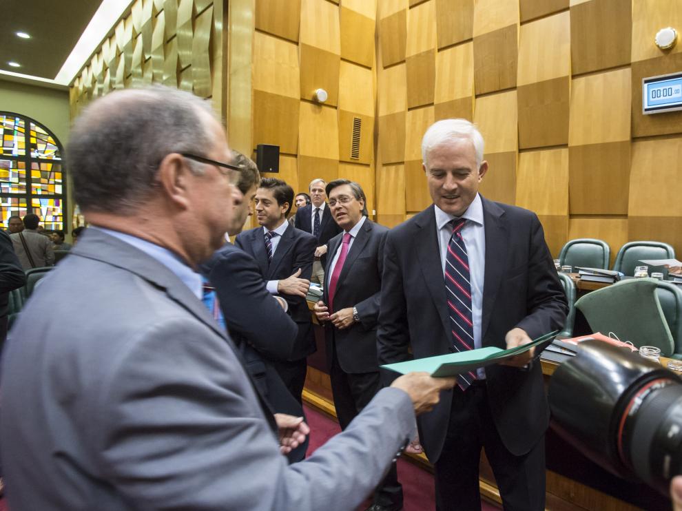 Gimeno le entrega los presupuestos a Eloy Suárez