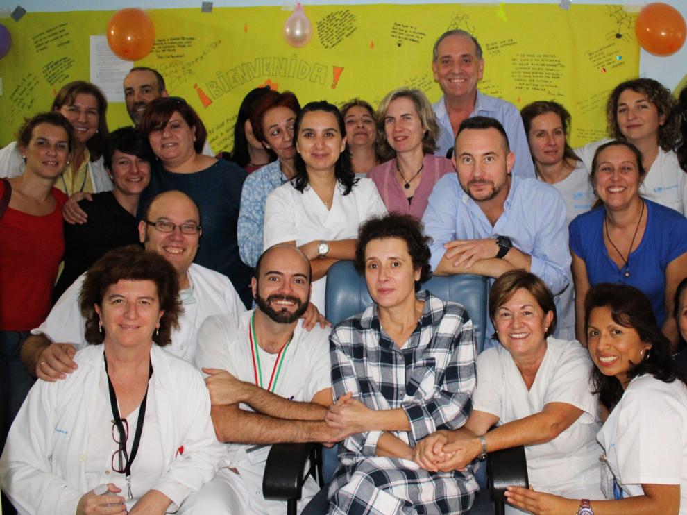 Teresa Romero, con el equipo médico del hospital Carlos III