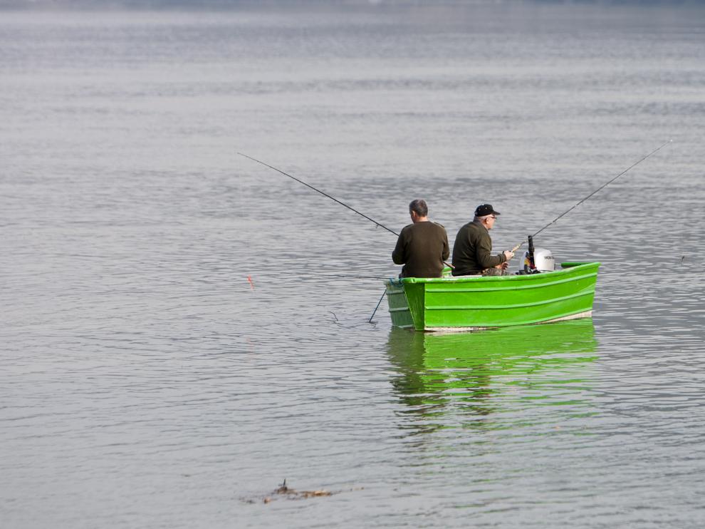 Dos pescadores, en el embalse de Mequinenza