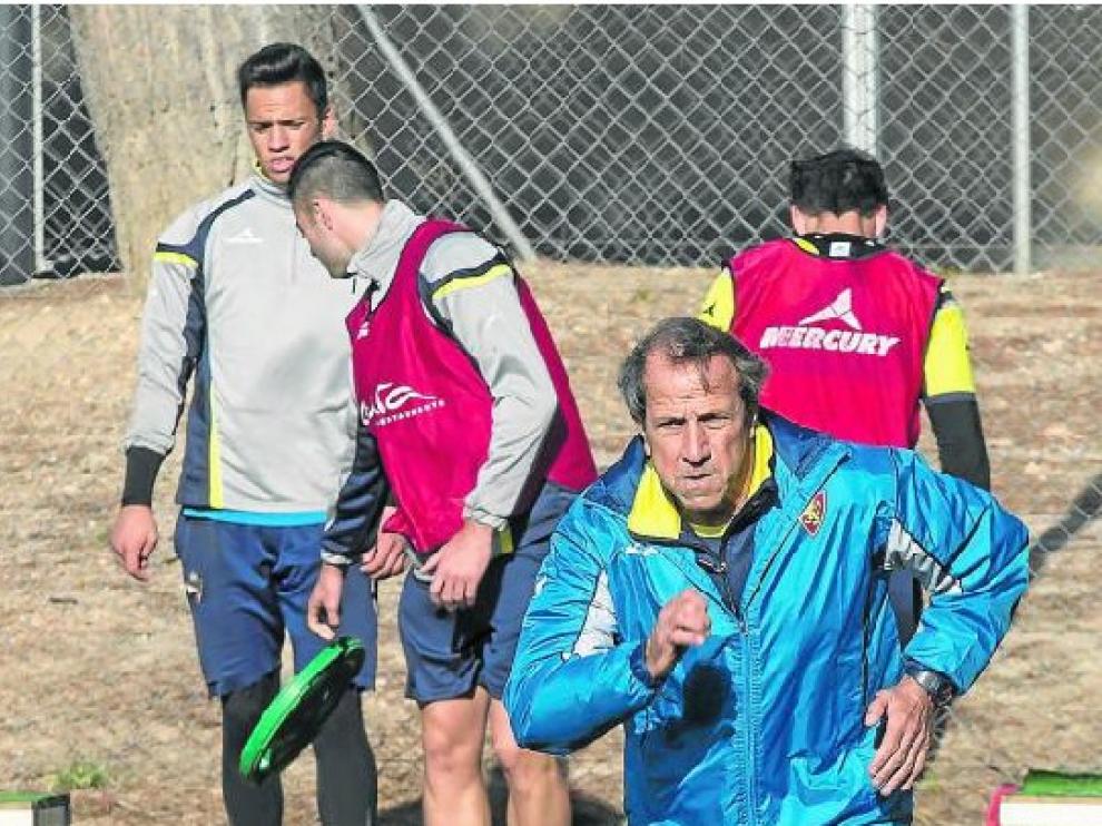 Víctor Muñoz esprinta en un entrenamiento de sus jugadores.