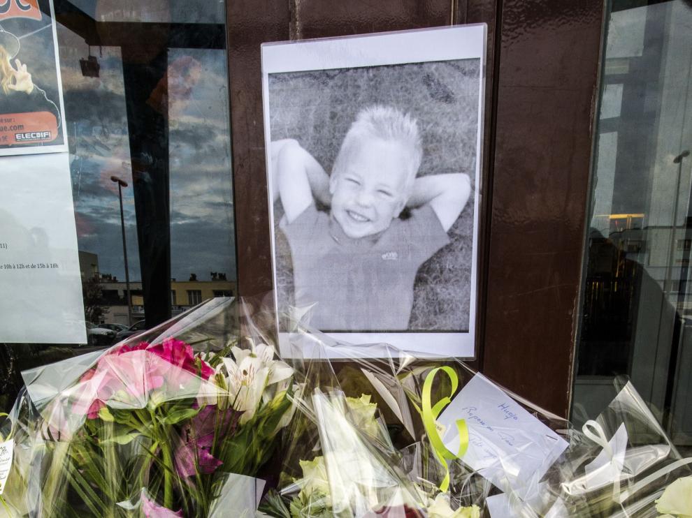 El retrato del niño fallecido y flores a la entrada del estadio de Dunkerque