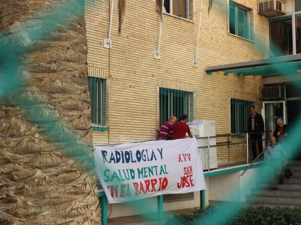 Protesta en el centro de salud Pablo Remacha en San José por el traslado del mamógrafo al Miguel Servet, en octubre de 2013.