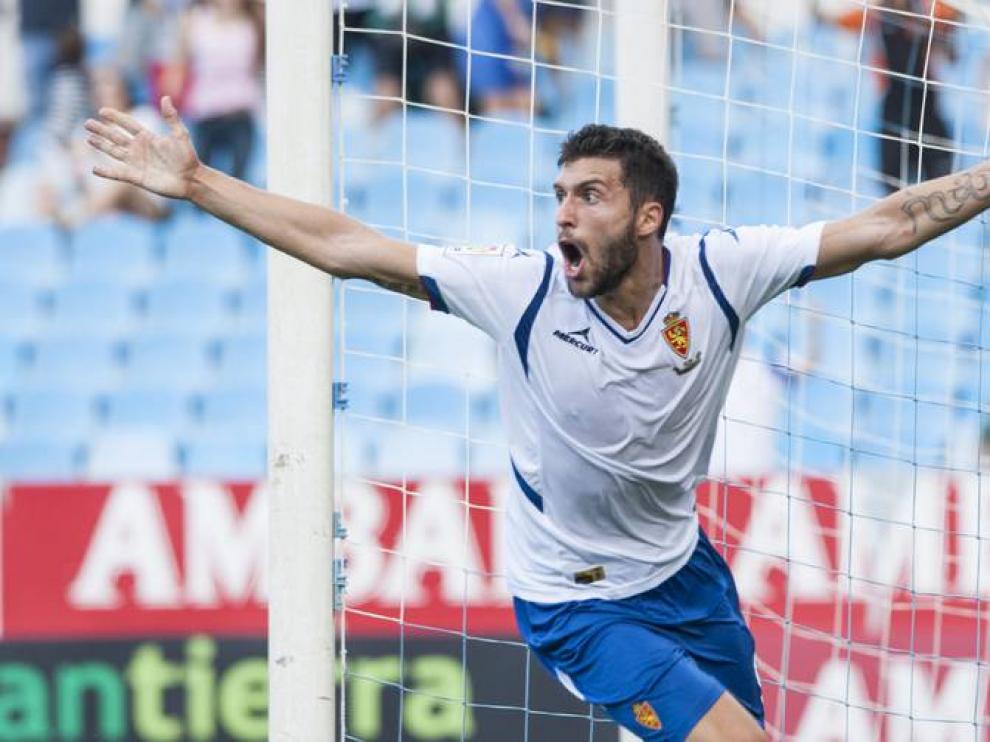 Borja Bastón celebra un gol