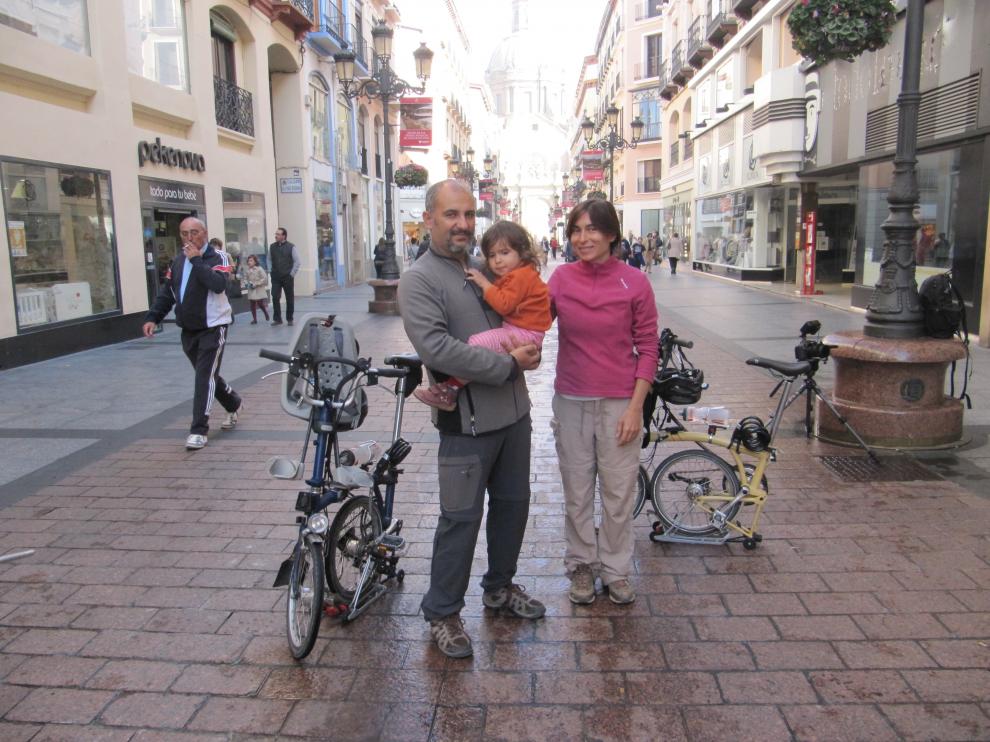 Diego, Diana y Jara, con sus bicis en la calle Alfonso