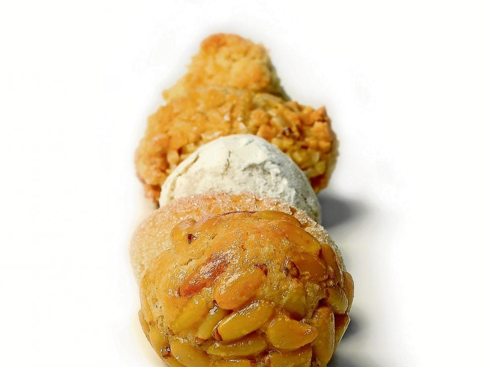 La tradición invita a comer huesos de santo, panellets y buñuelos de viento