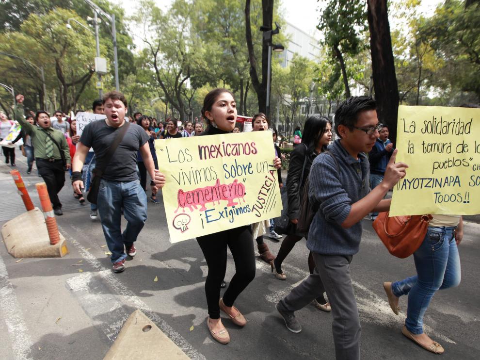 Los jóvenes apoyan a los padres de familia de los 43 estudiantes desaparecidos en Guerrero