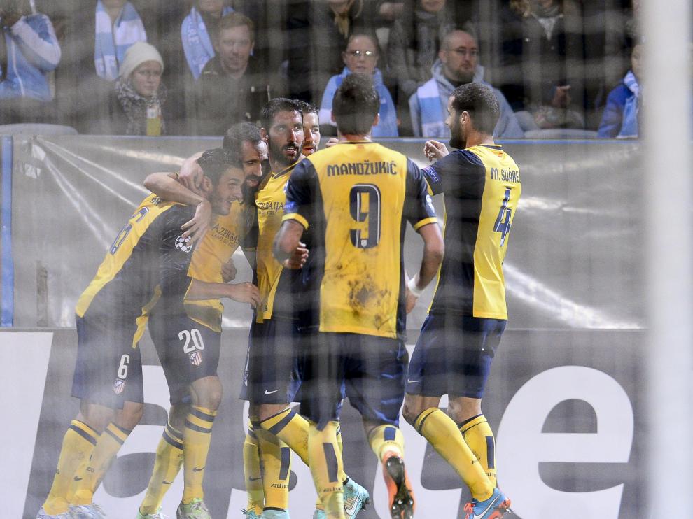 Los jugadores del Atlético se abrazan tras un gol