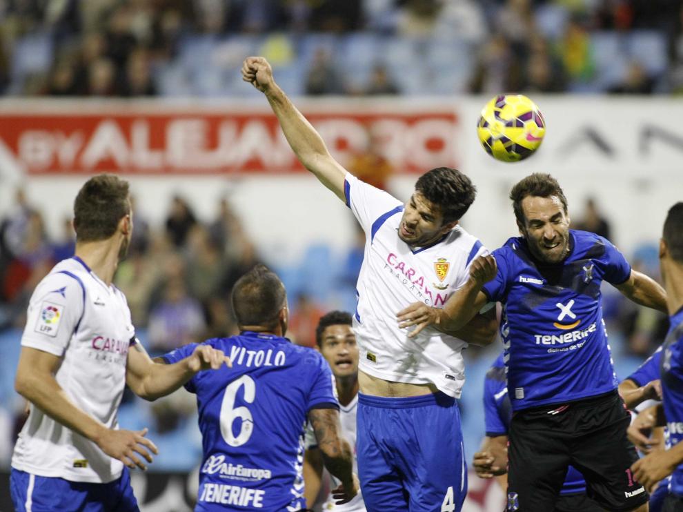 Cabrera despeja un balón en el área del Real Zaragoza