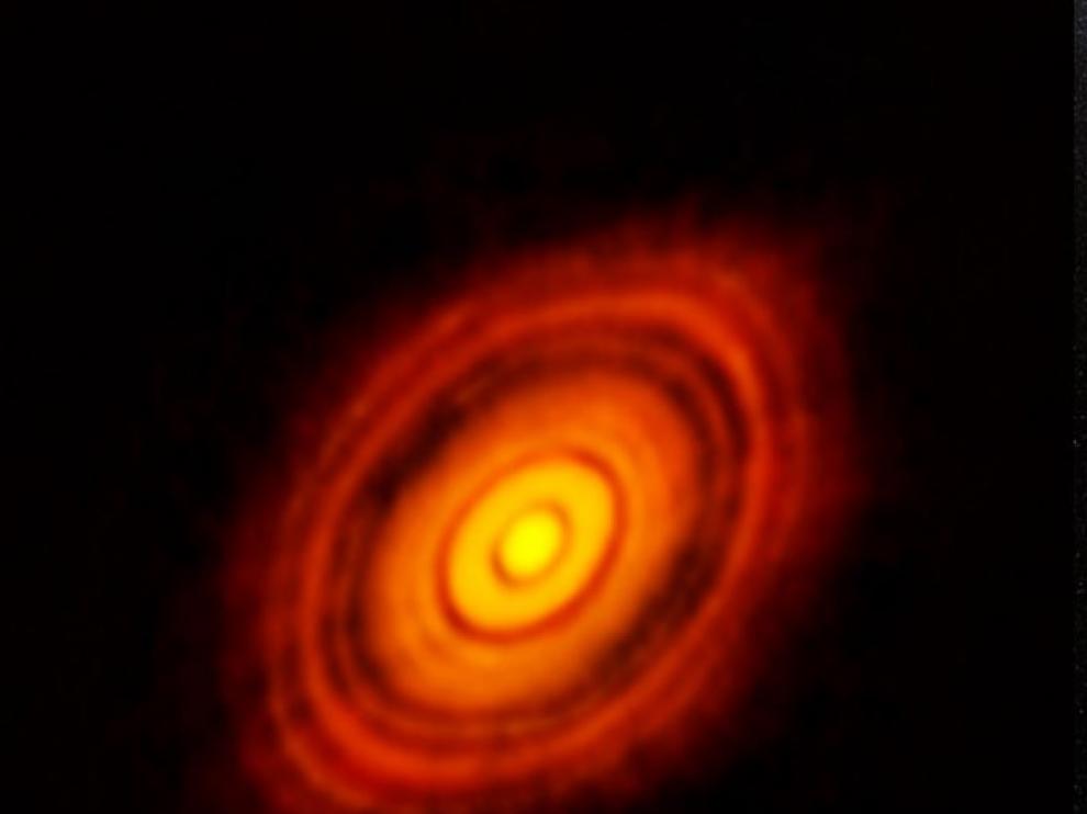 HL Tauri, una joven estrella situada a unos 450 años luz de la Tierra