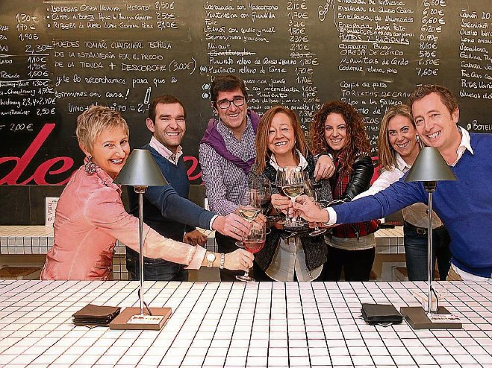 Catando vinos en Vinobar, uno de los locales participantes