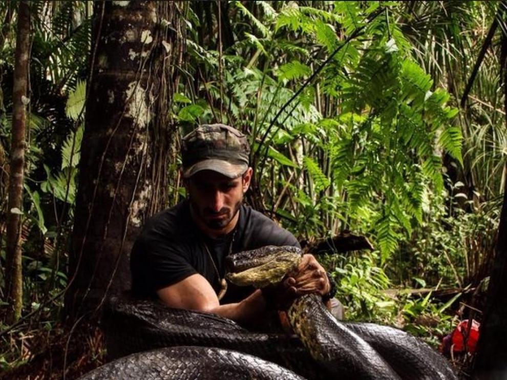 Paul Rosolie con una anaconda