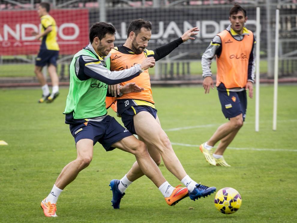 Borja Bastón y Tato pelean por el balón