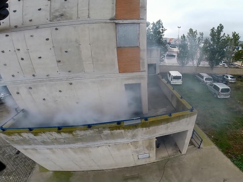 Imagen emitida por un dron en un simulacro de inspección de un edificio en llamas