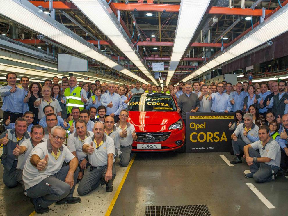 La plantilla celebra el comienzo de la producción en serie de la quinta generación del Opel Corsa