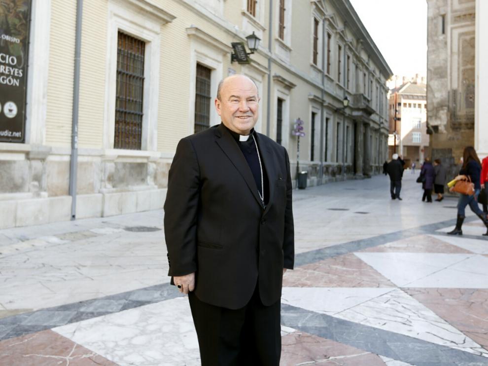 Moseñor Ureña este miércoles en la plaza de la Seo