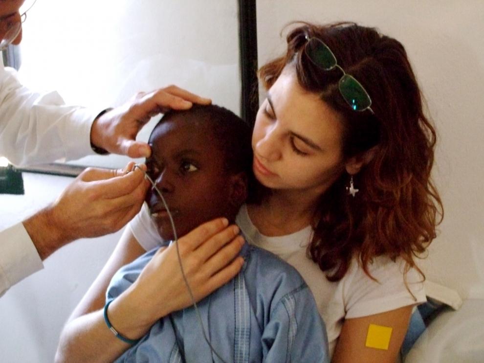 Dos voluntarios de Ilumináfrica con uno de los niños atendidos en el Chad.