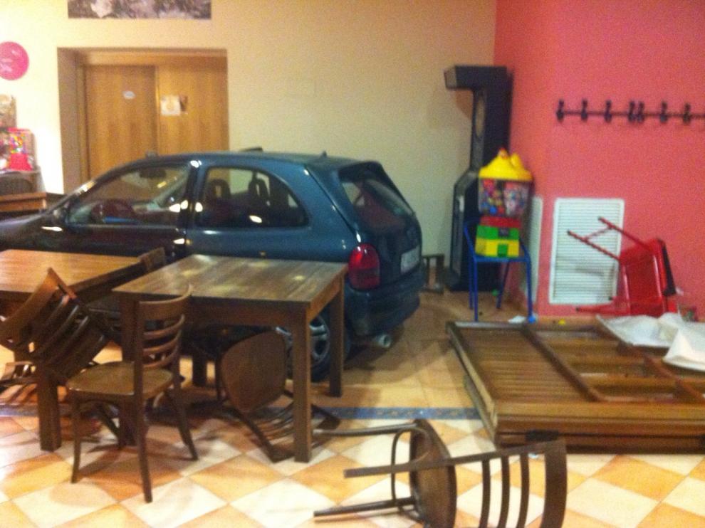 El coche, en el interior del bar de Valpalmas