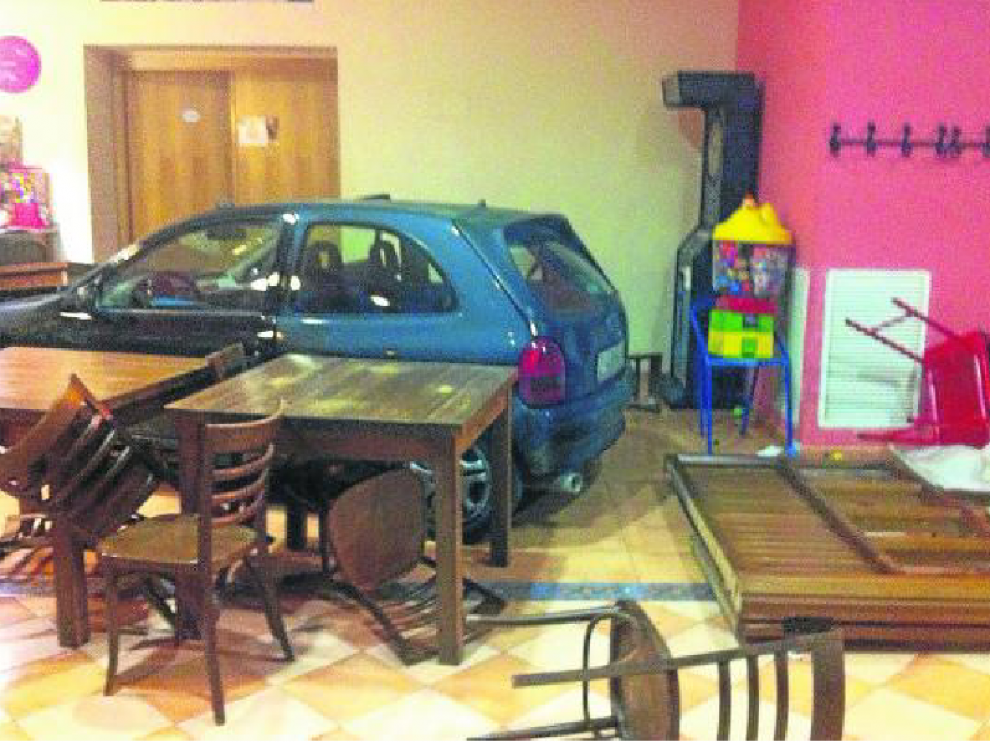 El coche derribó la puerta, dañó la barra y parte del mobiliario del establecimiento.