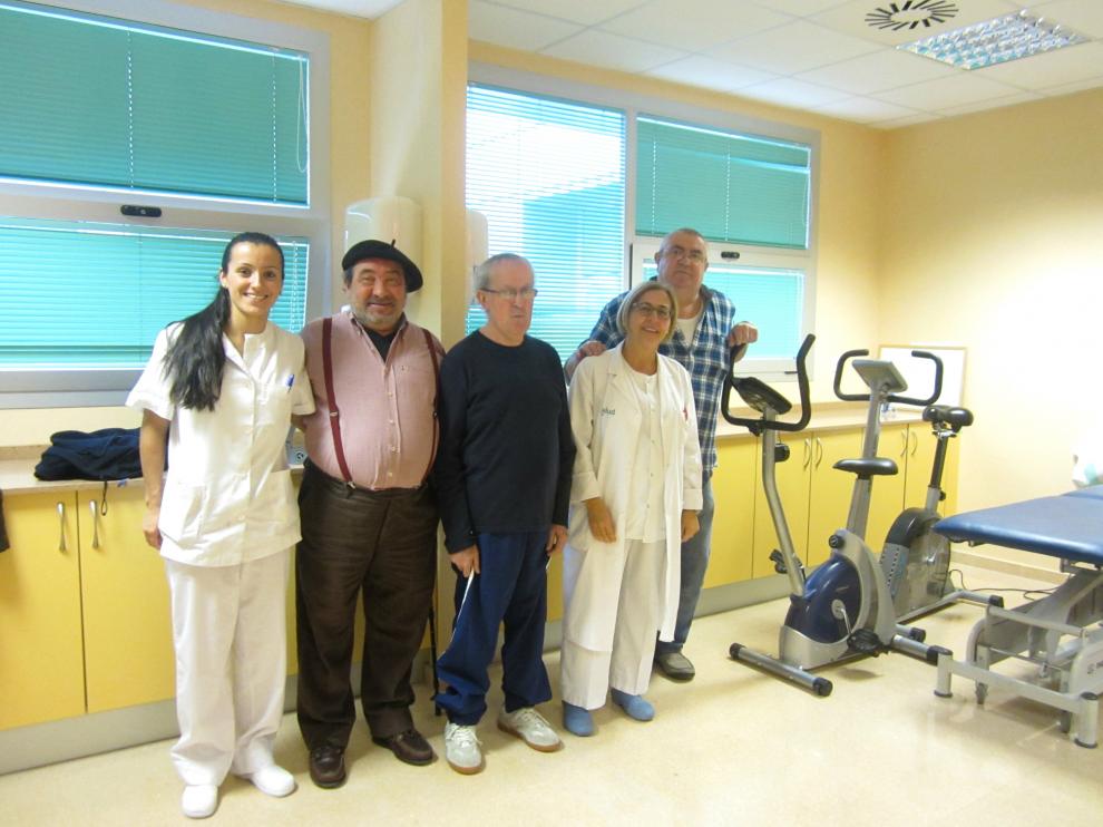 José Ángel (i), Rafael (c) y Ángel (d), en la unidad de rehabilitación para enfermos de EPOC del hospital Miguel Servet de Zaragoza.