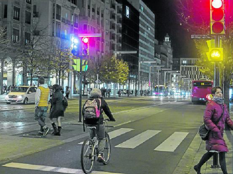 Aunque el semáforo esté en rojo para los coches, los ciclistas pueden seguir si no cruzan peatones.