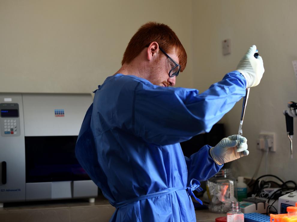 Virólogo en el laboratorio del centro de tratamiento contra el ébola de Kerry Town