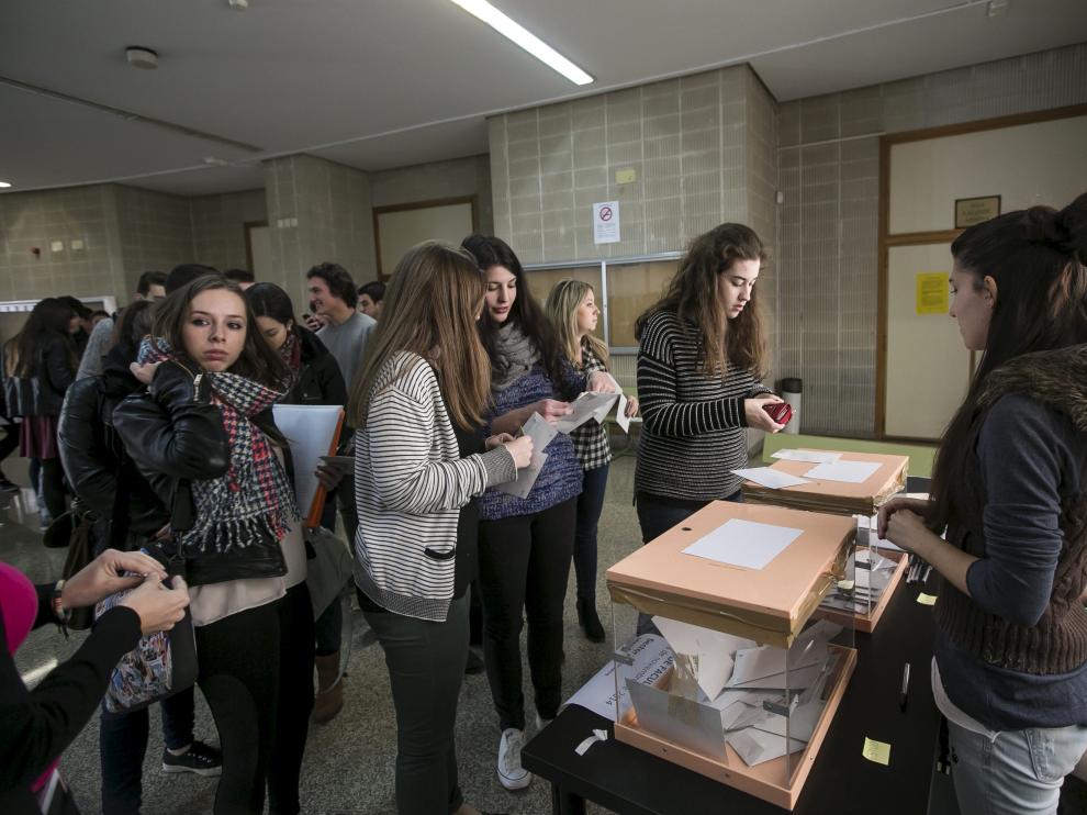 Votación de alumnos en la Facultad de Derecho.