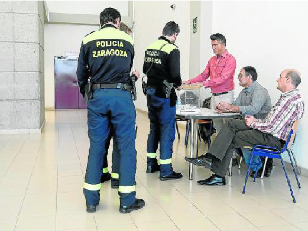 Varios policías locales ejercen su derecho al voto en el cuartel de La Paz.