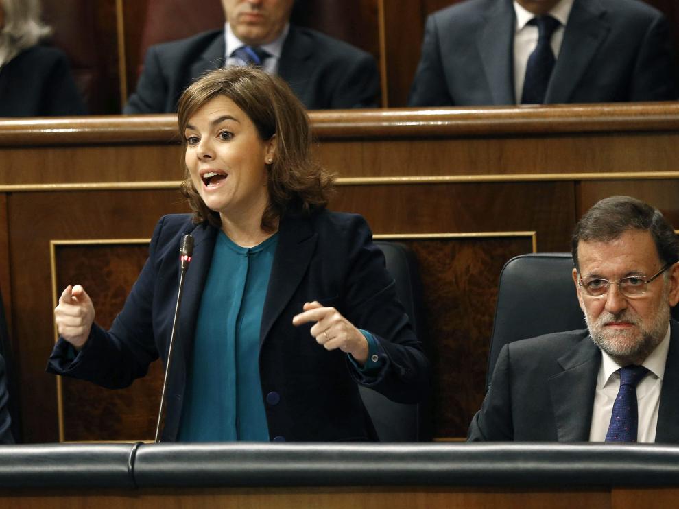 El ministro del Interior, Jorge Fernández Díaz (d), conversa con el diputado de CiU Josep Sánchez Llibre