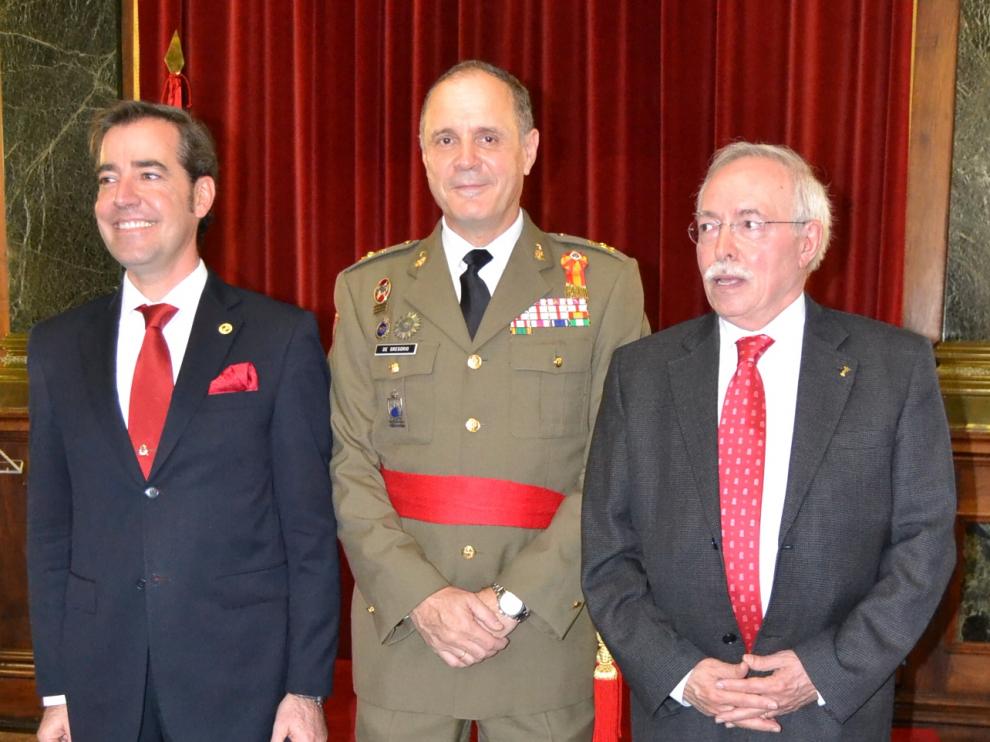 El comandante militar de Zaragoza y Teruel, general Jerónimo de Gregorio, con el presidente de Los Sitios, Gonzalo Aguado, y el profesor Guillermo Fatás
