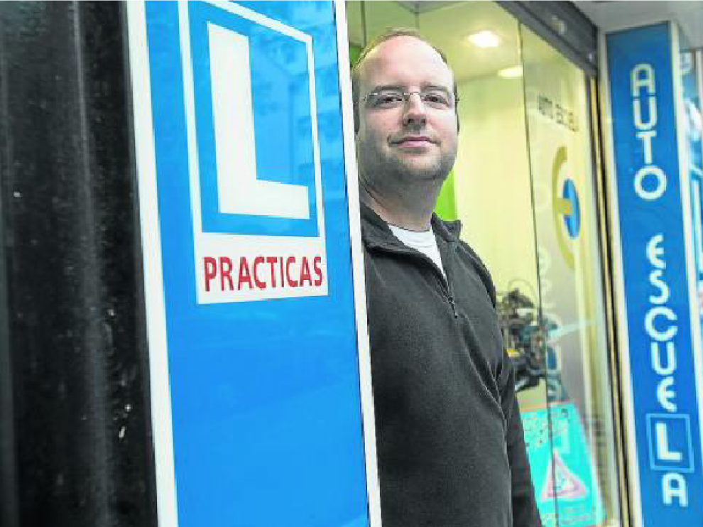 Javier Puyó, en la puerta de su autoescuela, ubicada en la calle de José Luis Albareda.