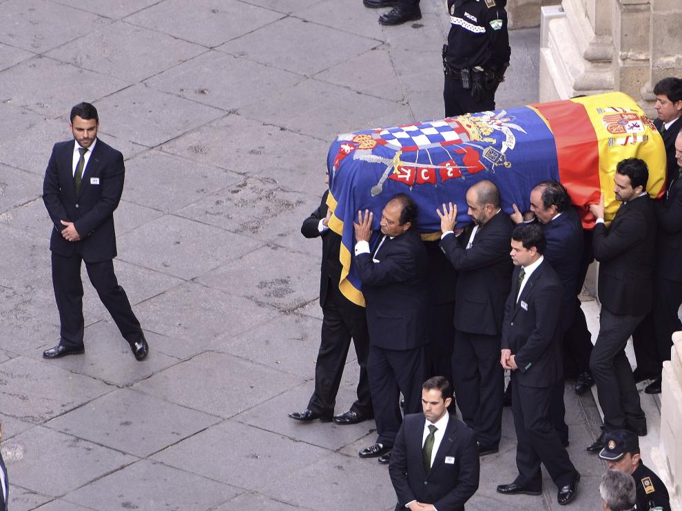 Una abarrotada Catedral recibe el féretro de la Duquesa de Alba para darle su último adiós
