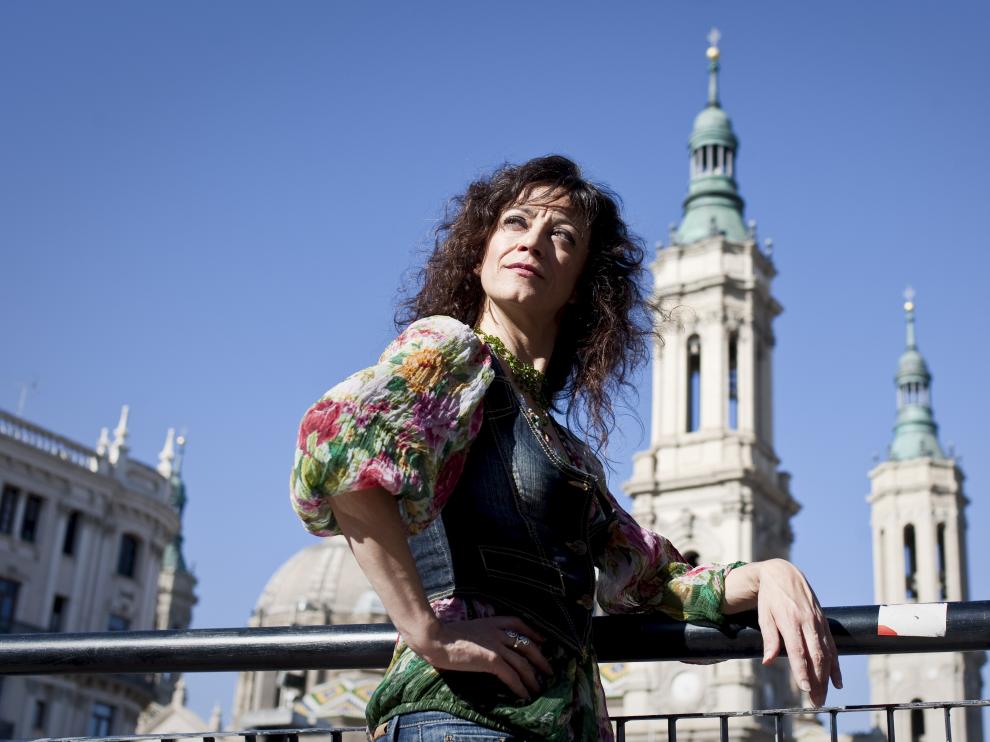 Carmen París posa en la plaza del Pilar de Zaragoza
