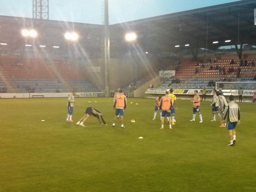 Los jugadores del Real Zaragoza calientan en Los Pajaritos