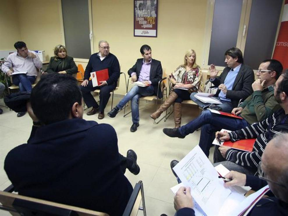 Luis Tudanca junto a Carlos Martínez y los representantes sindicales de Soria