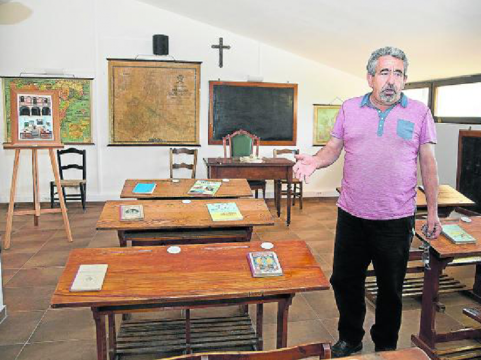 El alcalde de Berdejo, Fernando Escribano, muestra la antigua escuela que han recreado.