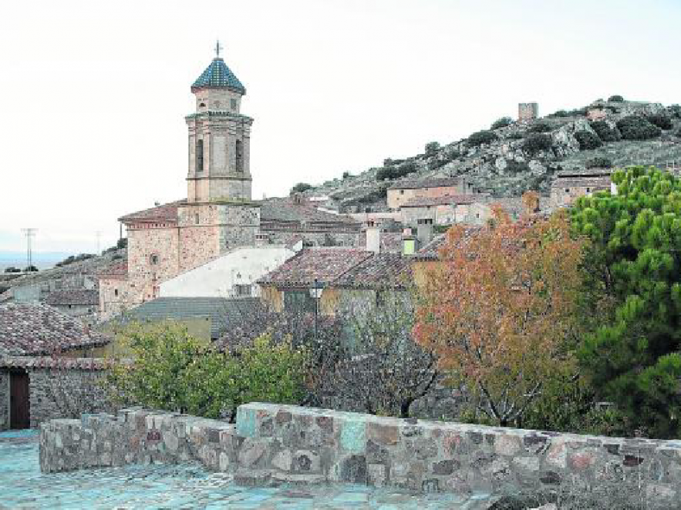 Los restos del castillo dominan el pueblo de Berrueco, en cuyo centro se erige la iglesia. Aránzazu Navarro