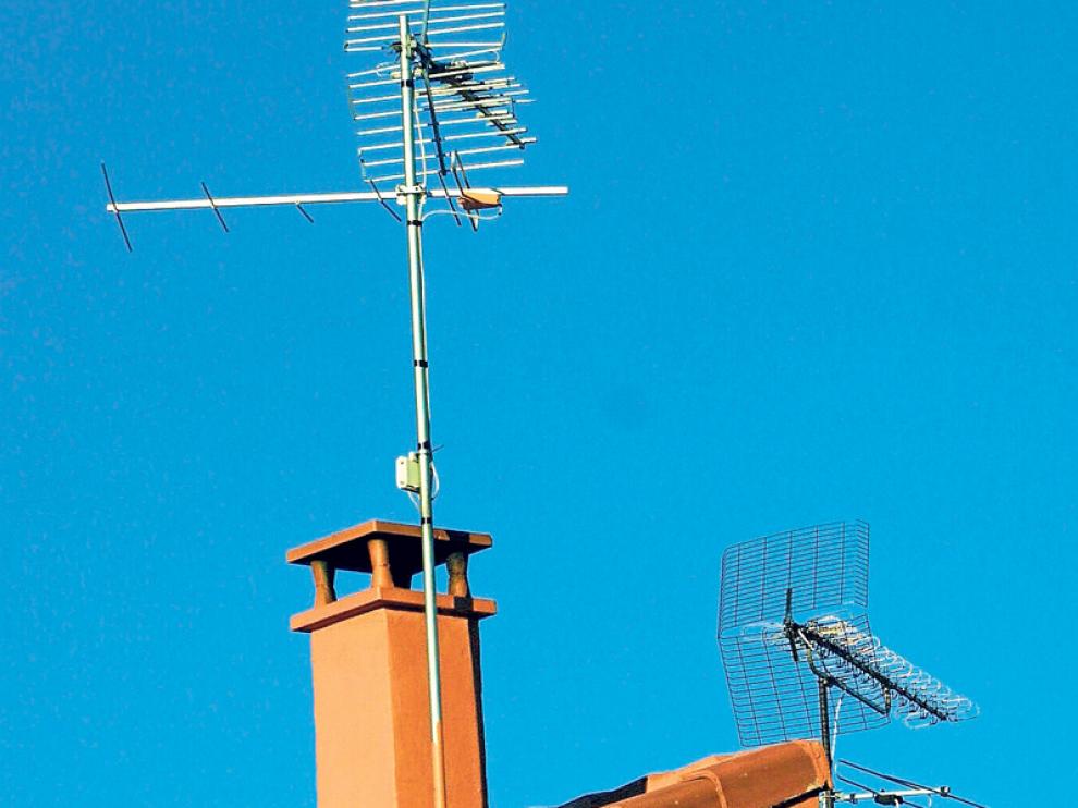 Una antena en un edificio.