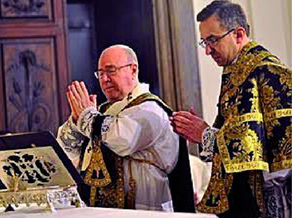 Ureña con el párroco de Épila. Ureña, a la izquierda, fue el primer obispo español en celebrar una Misa Pontifical de Réquiem, por el rito romano. Fue en 2011 en Épila y la concelebró con el párroco Miguel Á. Barco (dcha).