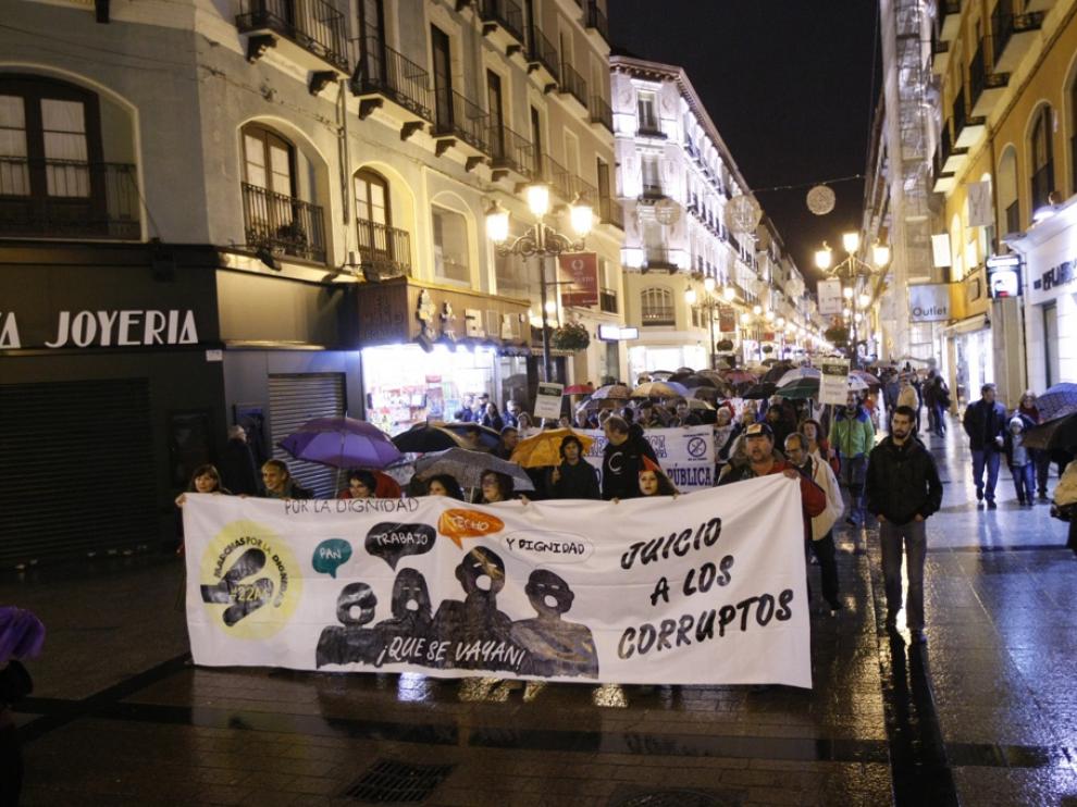 Movimientos sociales y sindicatos durante una manifestación en Zaragoza