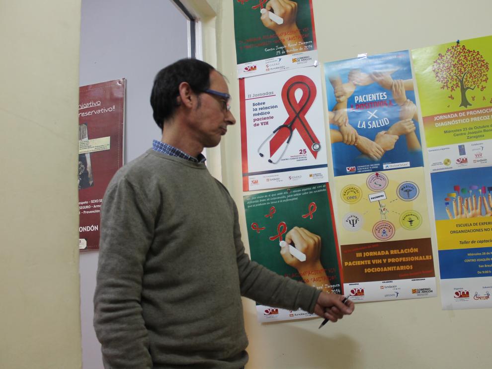 Jancho Barrios, presidente de OMSIDA muestra las imágenes de varias campañas informativas.