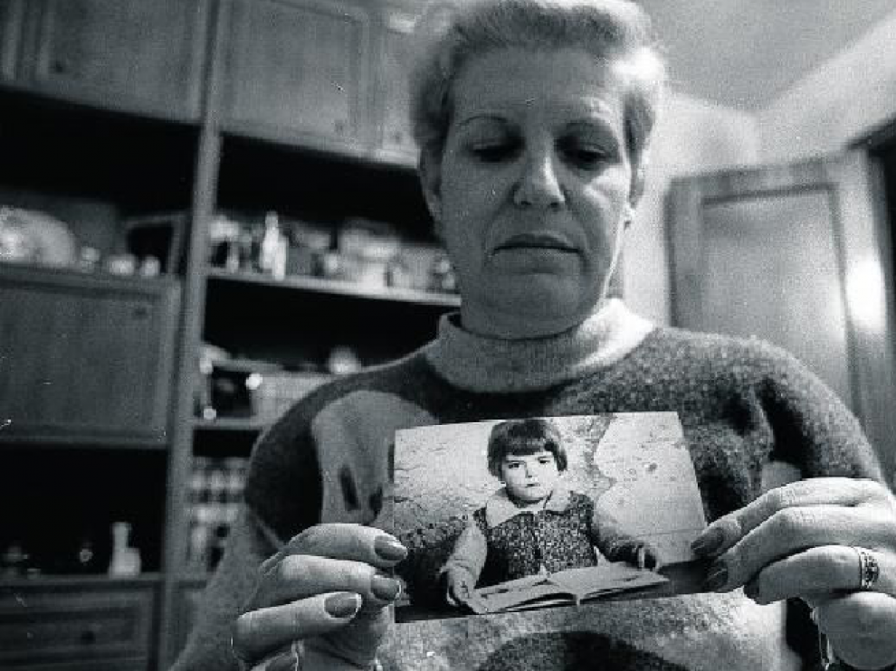María Navarro, con la foto de su sobrina Josefa Mora Navarro, de 6 años, que falleció en el tren.